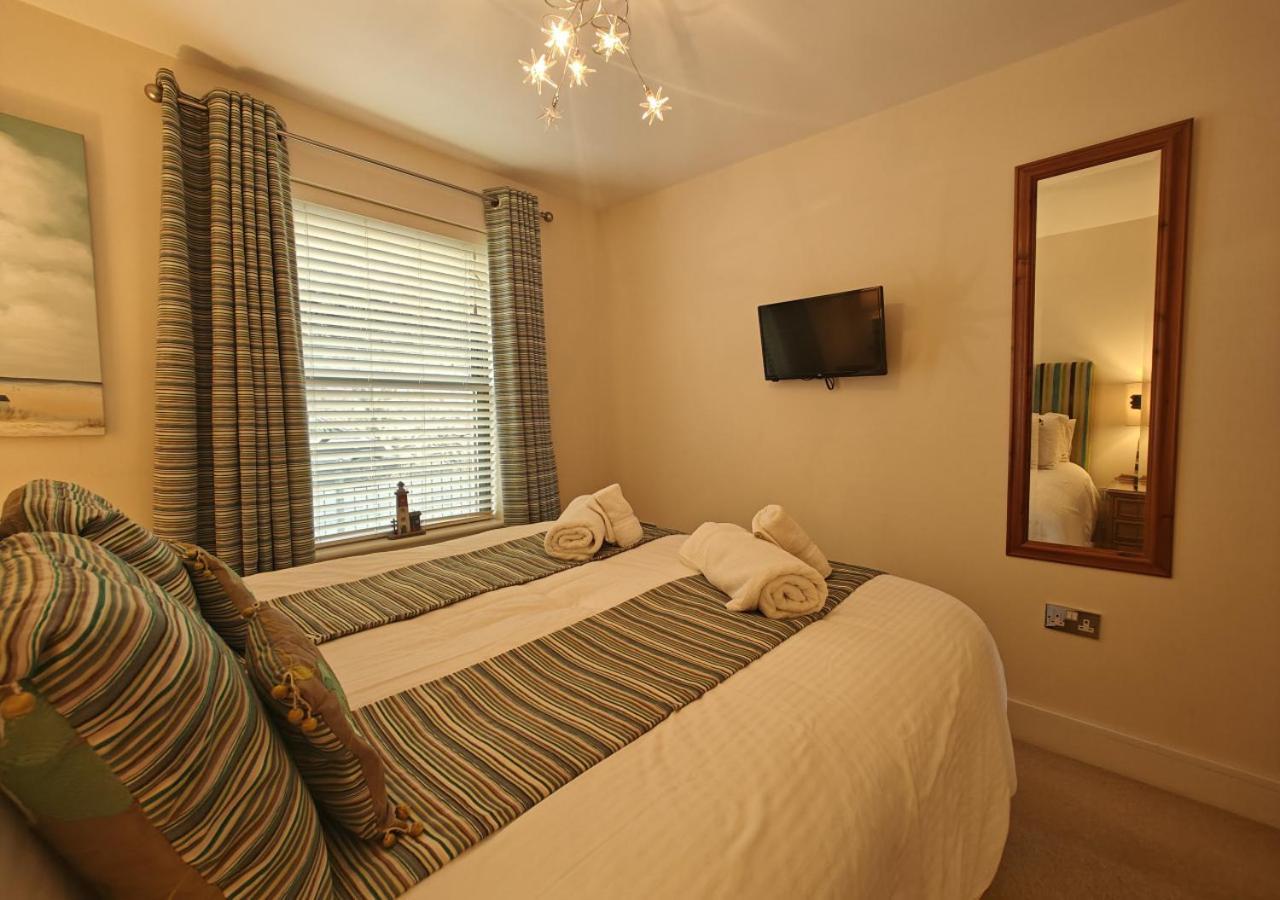 A4 Masts Tree Tops Apartment